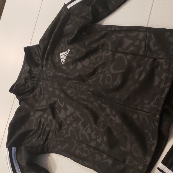 Addidas black set with subtle heart prints sz 5 - Picture 6 of 8